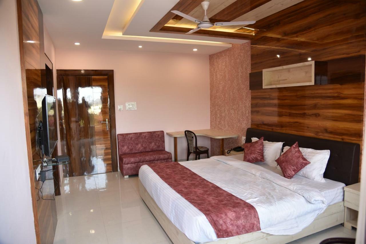 בהופאל Hotel Pushpanjali מראה חיצוני תמונה