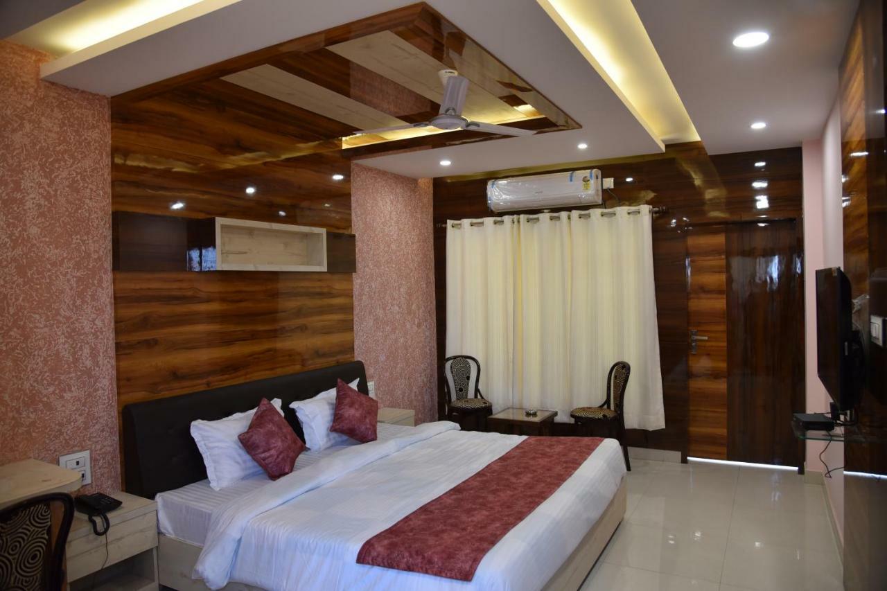 בהופאל Hotel Pushpanjali מראה חיצוני תמונה