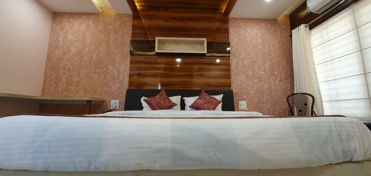 בהופאל Hotel Pushpanjali מראה חיצוני תמונה