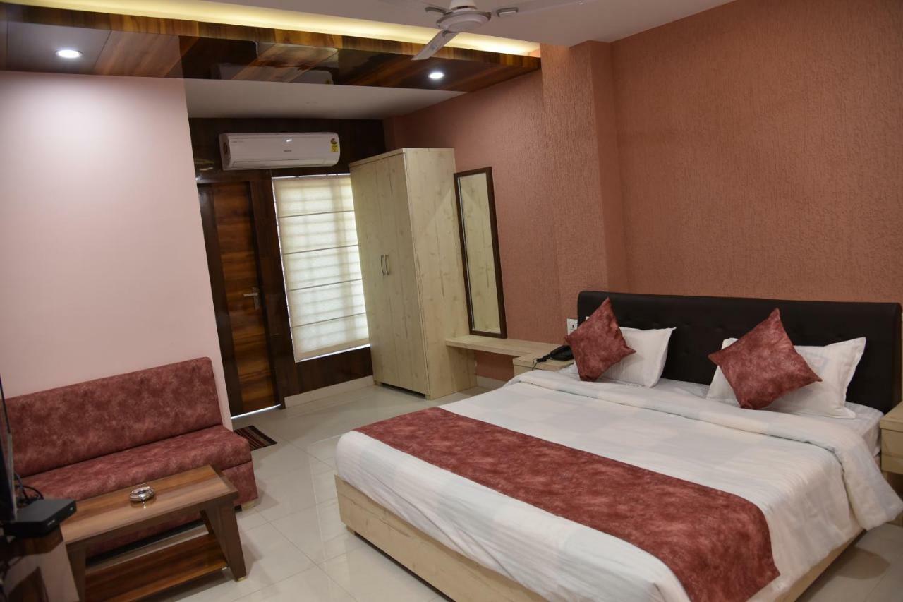 בהופאל Hotel Pushpanjali מראה חיצוני תמונה