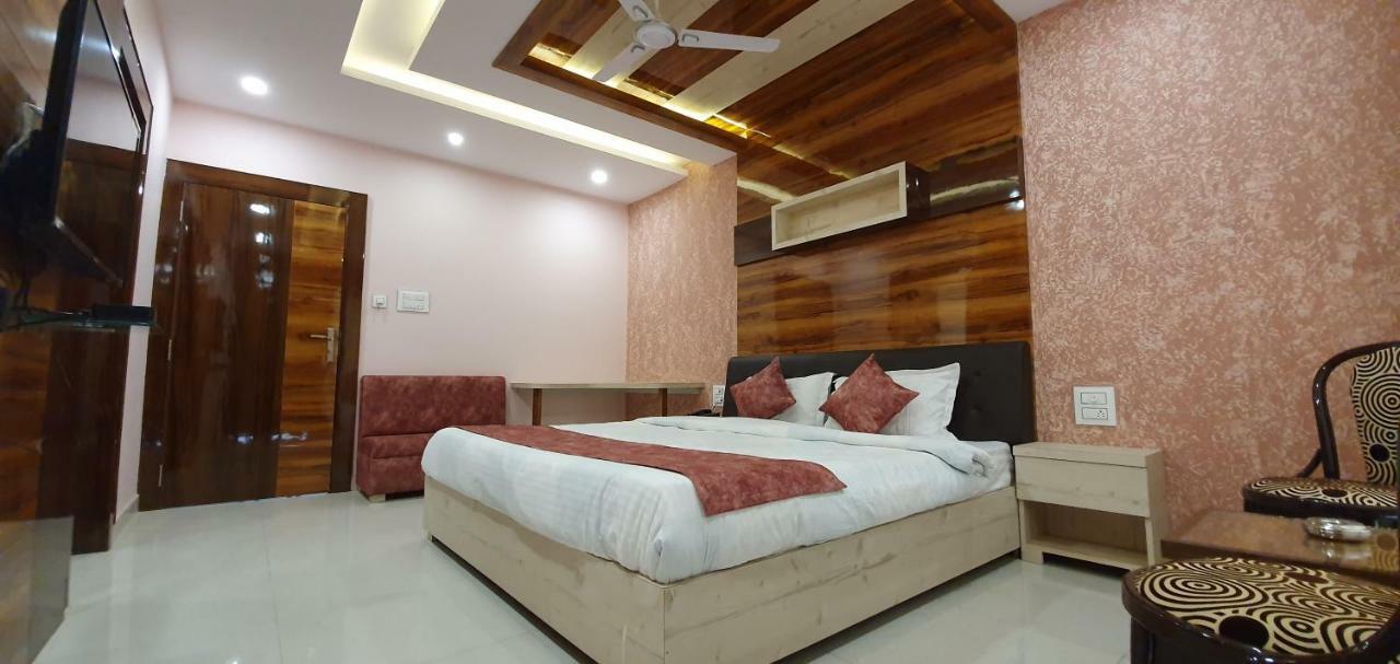 בהופאל Hotel Pushpanjali מראה חיצוני תמונה