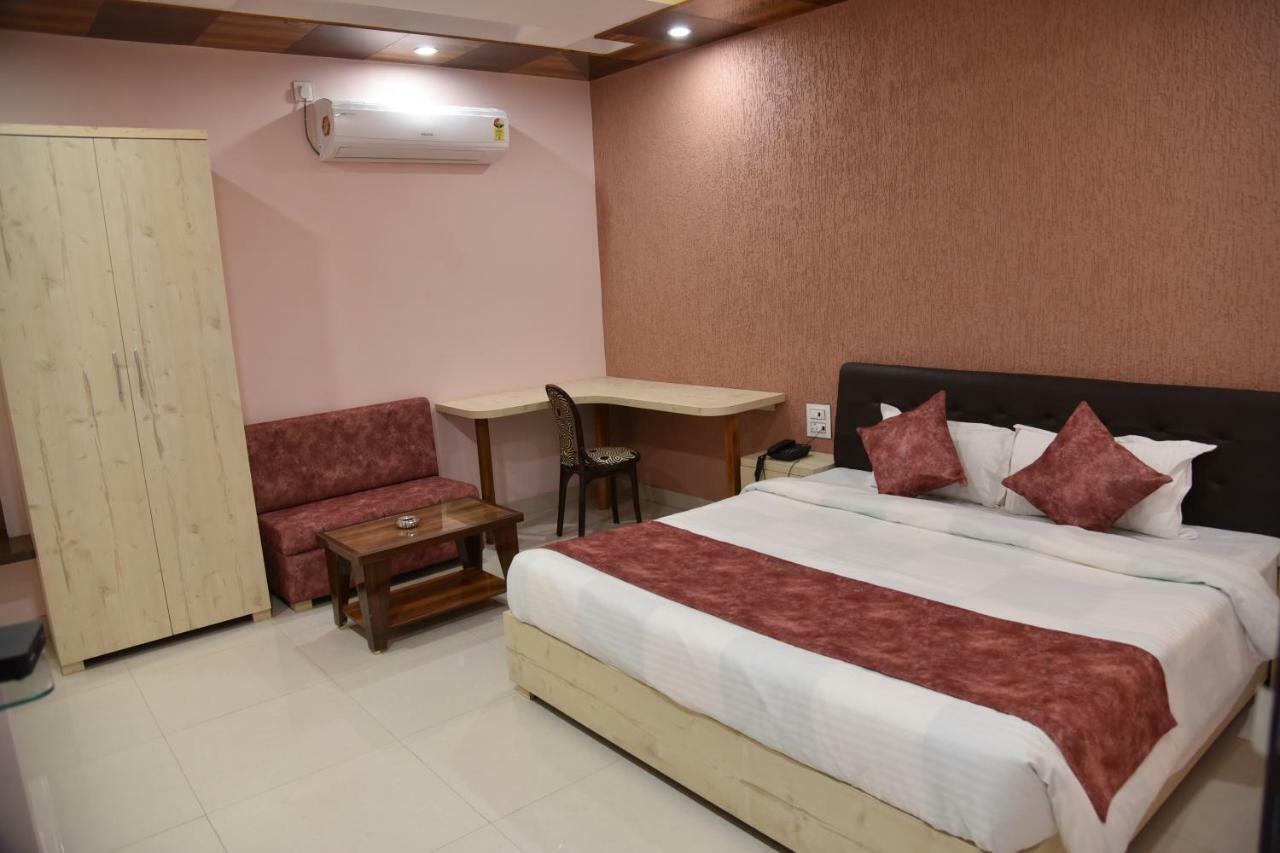 בהופאל Hotel Pushpanjali מראה חיצוני תמונה