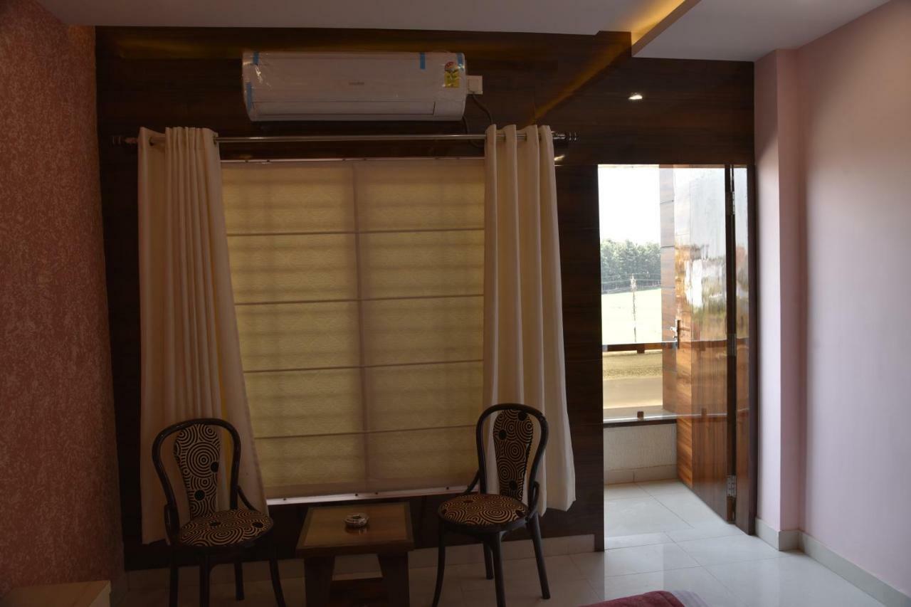 בהופאל Hotel Pushpanjali מראה חיצוני תמונה