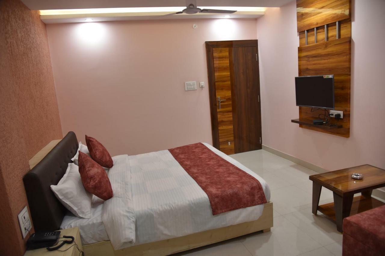 בהופאל Hotel Pushpanjali מראה חיצוני תמונה