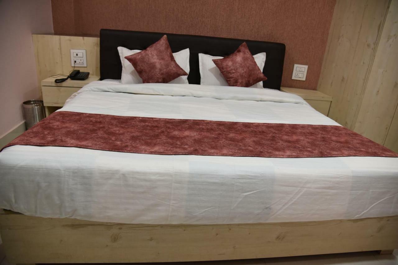 בהופאל Hotel Pushpanjali מראה חיצוני תמונה