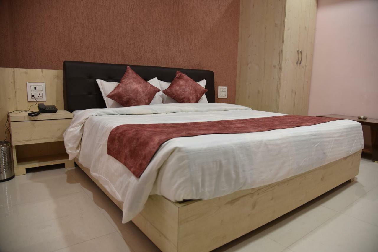בהופאל Hotel Pushpanjali מראה חיצוני תמונה